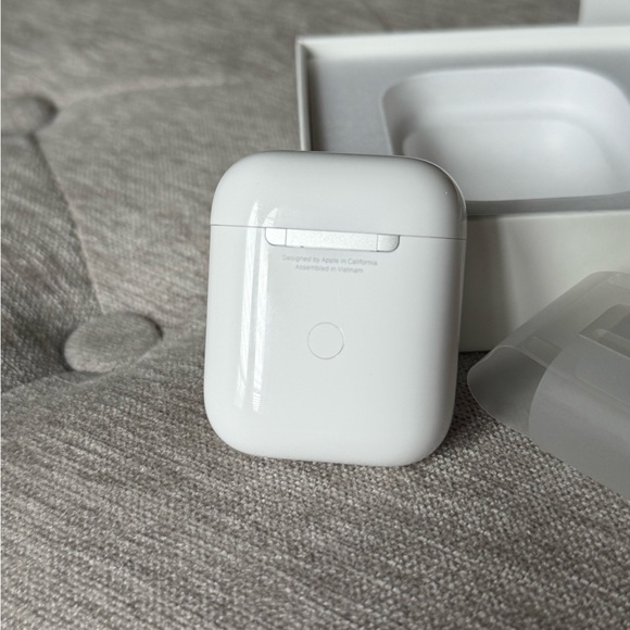 Apple Wireless Charging Case for AirPods- White - Picture 5 of 9